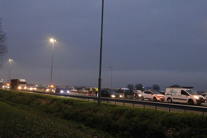 Door een botsing tussen drie voertuigen is donderdagochtend een flinke file ontstaan op de A59 bij Waalwijk richting Den Bosch.