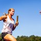 Vrouwen en mannen trainen serieus voor de estafette: daar valt wat te winnen