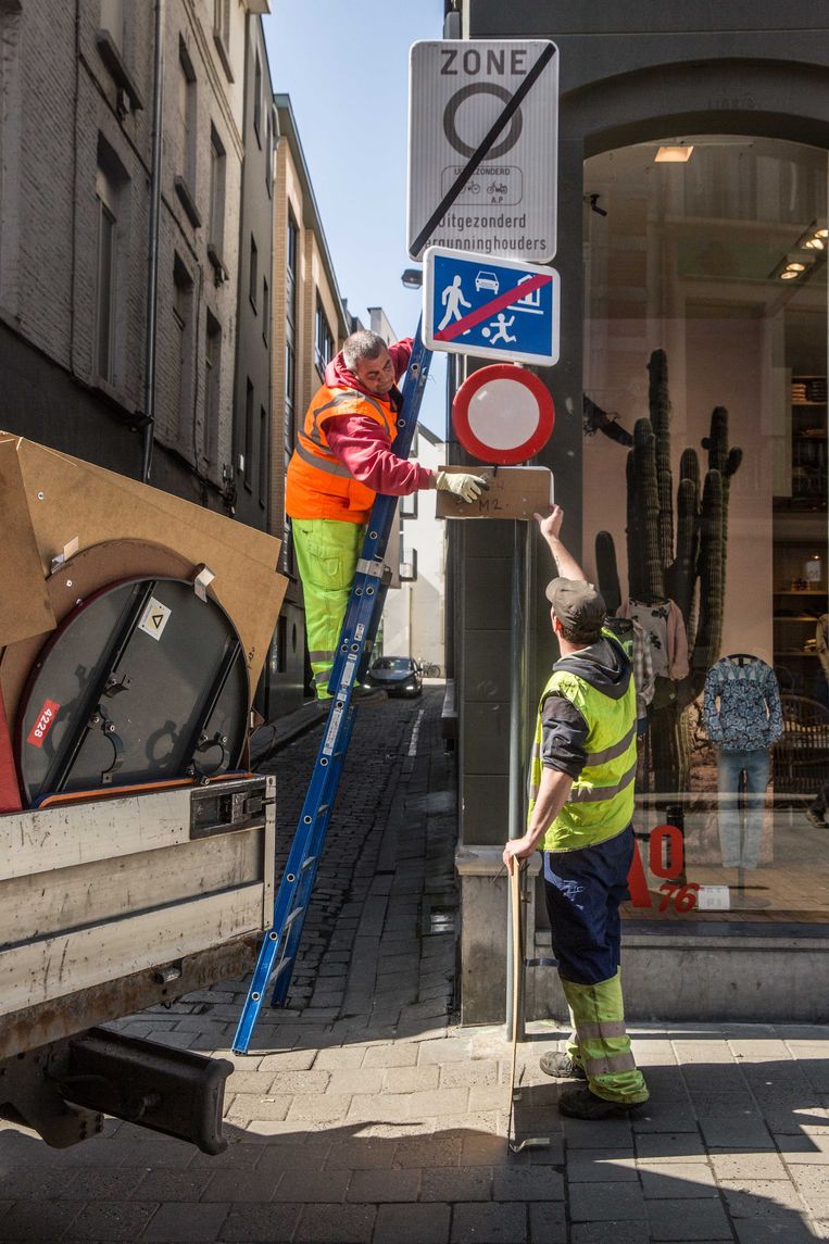 De verkeersborden worden aangepast.  Beeld Bas Bogaerts
