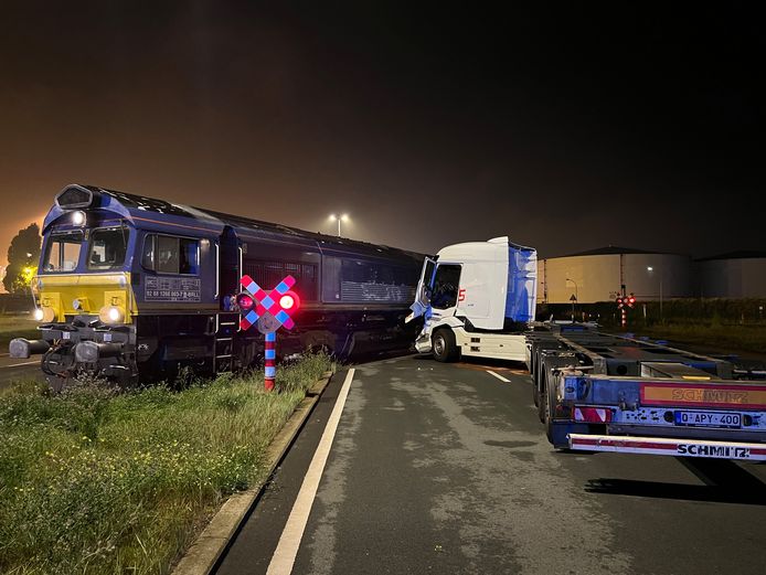 Op de Scheldelaan richting Zandvliet is woensdagochtend een ongeval gebeurd tussen een vrachtwagen en een goederentrein.