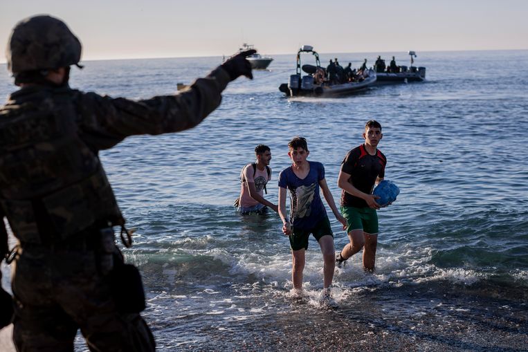 Migranten uit Marokko komen aan in de Spaanse enclave Ceuta. Beeld AP