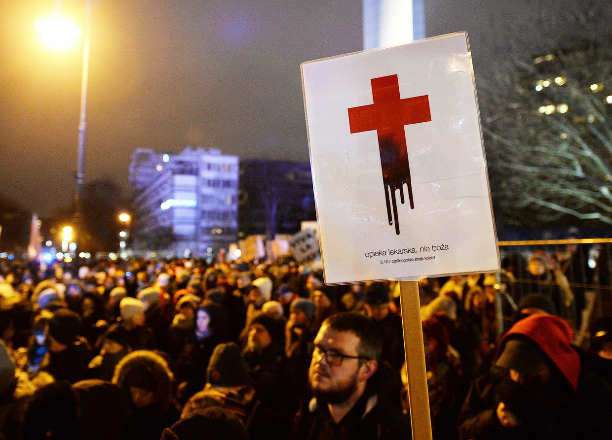 Polen protesteren tegen het inperken van de abortuswetgeving. Beeld AP