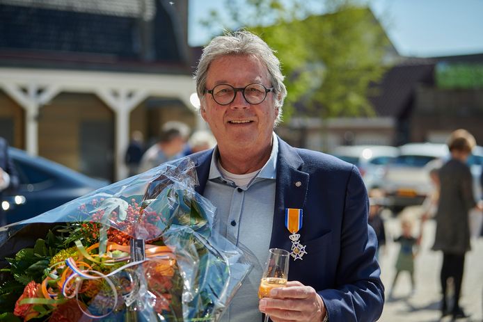 Uitreiking Koninklijke Onderscheiding Ridder in de Orde van Oranje-Nassau aan Cor Verbogt door Burgemeester Han van Midden
