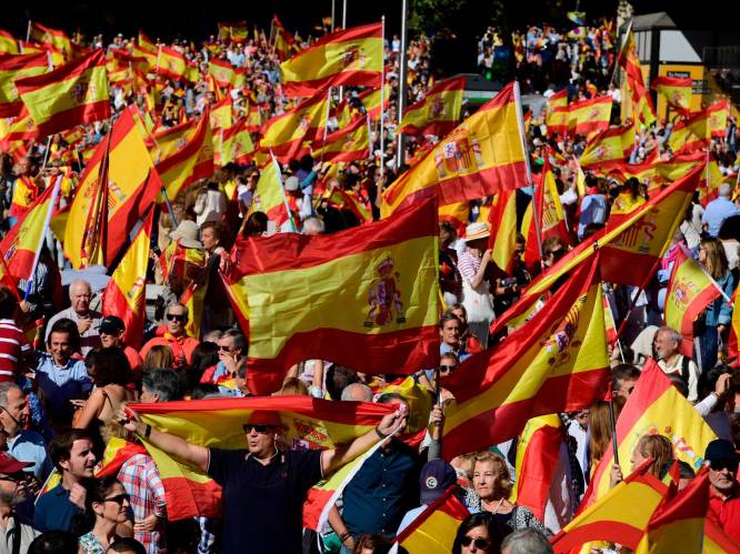 Verdeeld Spanje trekt de straat op: voor overleg over Catalonië, ook demonstraties tegen onafhankelijkheid