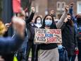 Actievoerders eisten in 2021 in Rotterdam het ontslag van vijf agenten die zich in appgroepen racistisch uitten.
