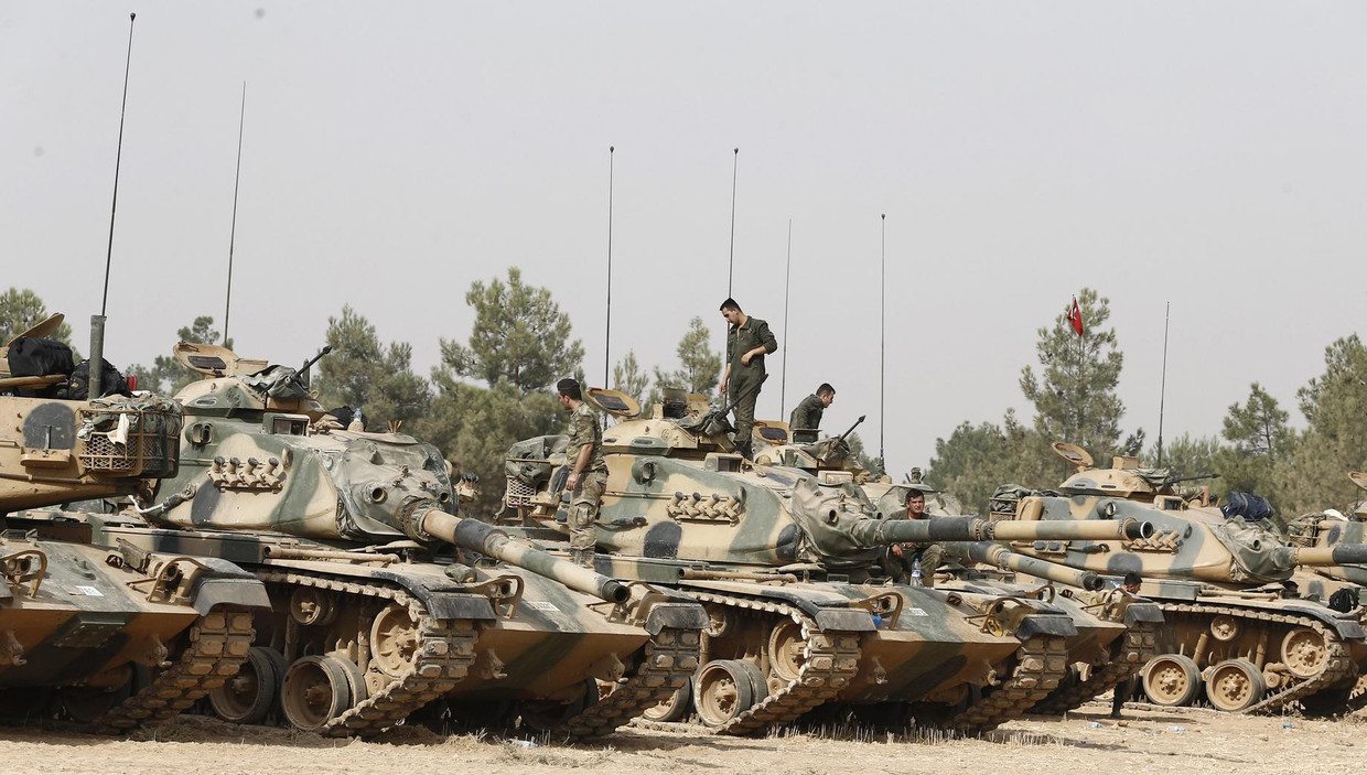 Turkse tanks maken zich op om de Syrische grens over te steken Beeld epa