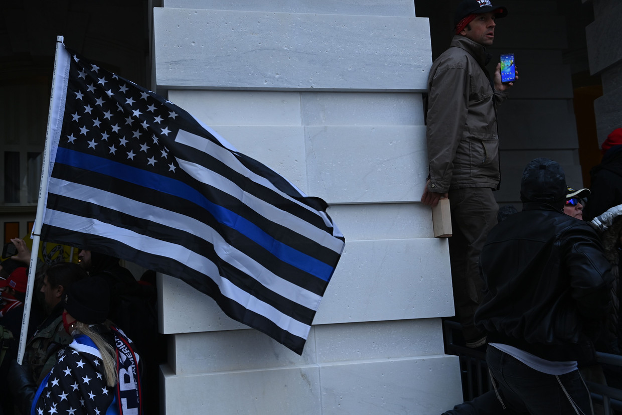 Deze vlag wordt gebruikt door Amerikanen die willen laten zien dat zij de politie steunen. Beeld AFP