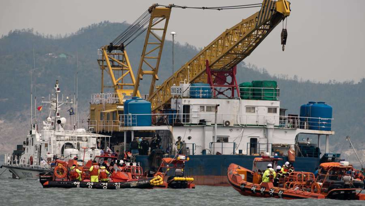 Kustwacht en reddingswerkers op de plek waar de Zuid-Koreaanse veerboot Sewol zonk. Beeld afp