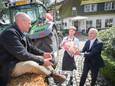 Ad Lips van restaurant Le Jardin neemt de eerste asperges in ontvangst van Gilbert Sweep (links). De aspergekweker kwam op een elektrische tractor naar Rucphen.