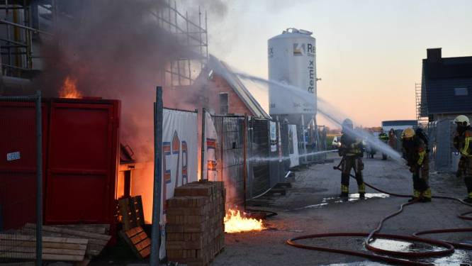 Container vliegt in brand in Vroomshoop, brandweer voorkomt dat vlammen overslaan naar woning
