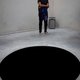 Man kukelt in kunstwerk van Anish Kapoor: zwart gat blijkt ‘echt’