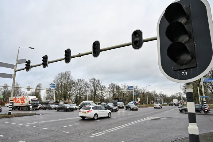 De politie waarschuwt bestuurders op de N65 ‘stapvoets’ over de kruispunten te rijden.