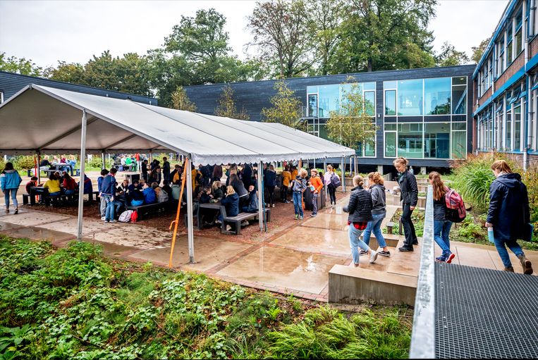 Leerlingen van het Jordan Lyceum in Zeist moeten in de pauze verplicht naar buiten: ventileren. Beeld Raymond Rutting / de Volkskrant