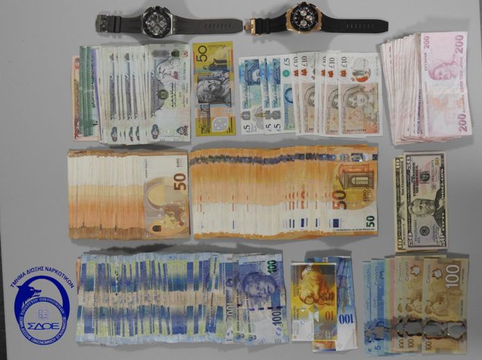 Bij het doorzoeken van de woning van de ondergrondse bankier stuitte de politie op briefgeld van negen verschillende soorten valuta. Ook lagen er twee waardevolle horloges.