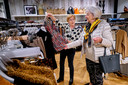 Joke van Randwijk (links) helpt een klant in de winkel van Bahlmann Mode.