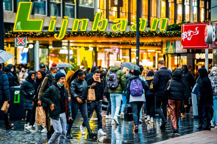 Shoppers op de Lijnbaan tijdens Black Friday.