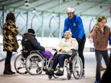 Nog een laatste keer met Gianni Romme de Enschedese ijsbaan rond, in een rolstoel