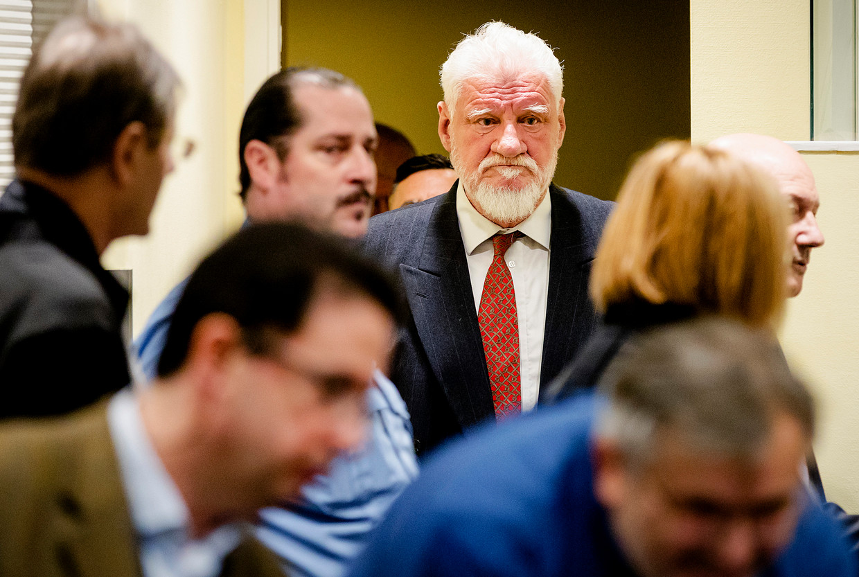 Den Haag, 29 november 2017: Slobodan Praljak komt Rechtszaal1 van het Joegoslavië-Tribunaal binnen. Beeld AP
