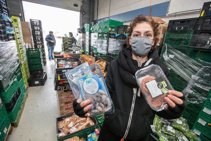 Vrijwilliger Juan sorteert de producten van Hello Fresh die net met pallets tegelijk zijn aangekomen. Er zitten veel luxe producten tussen.