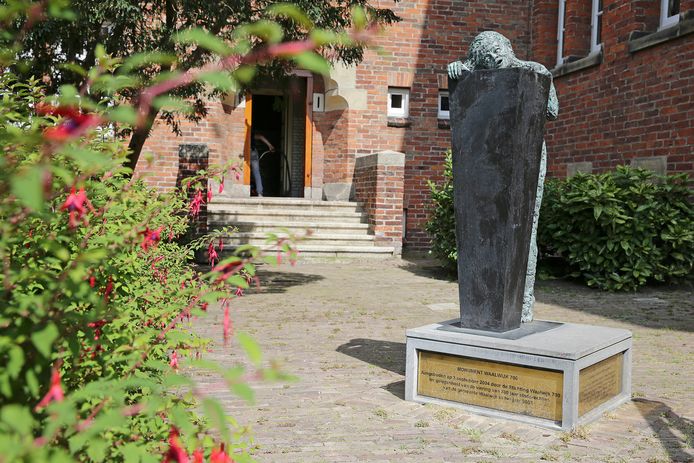 De fontein die Waalwijk veertien jaar geleden cadeau kreeg heeft nog nooit gewerkt. Volgende week komt daar verandering. Het meisje verhuist naar de stadstuin en wordt aangesloten op het waternet.