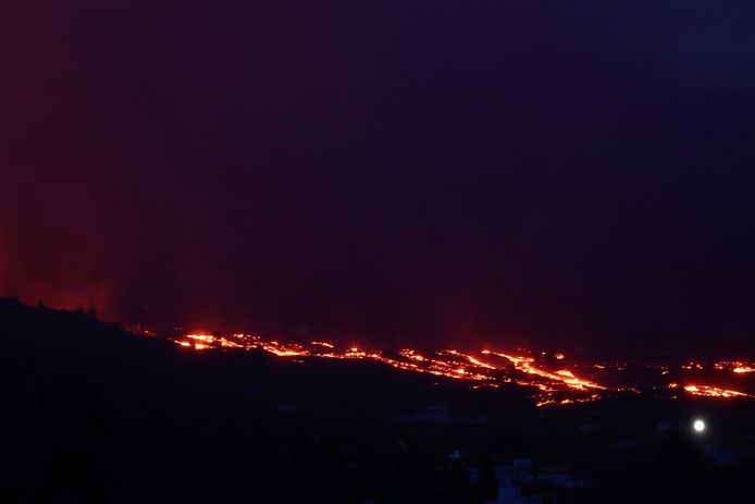 Lava rolt de heuvel af.