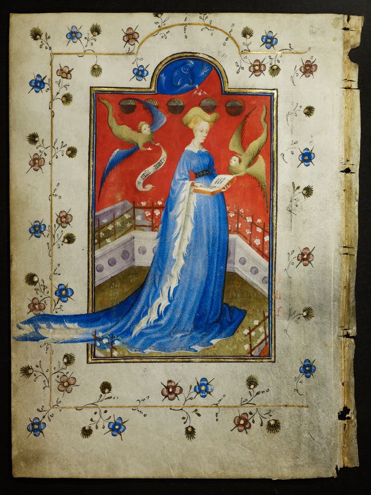 Geïdealiseerd portret van hertogin Maria in haar gebedenboek; de engel linksboven houdt een banderol vast met daarop de tekst ‘O milde Marie’. De tweede engel raakt het boek in haar handen aan: de juiste weg is die van gebed. Beeld Staatsbibliothek zu Berlin