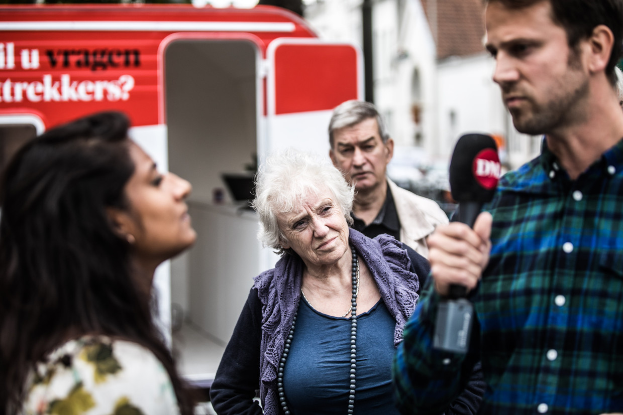 Jinnih Beels op bezoek in de DM caravan. Beeld Bas Bogaerts