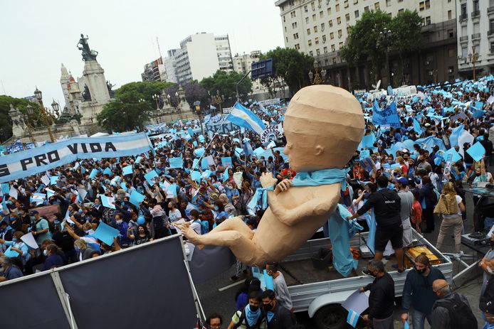 Antiabortusactivisten verzamelen zich voor het parlement in Buenos Aires, Argentinië.