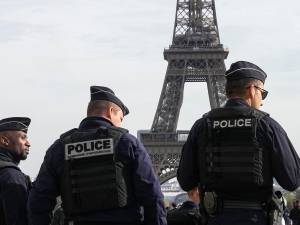 Des cercueils déposés au pied de la tour Eiffel: “Une éventuelle ingérence étrangère”