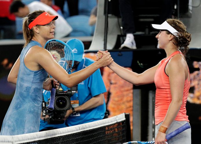 Maria Sharapova (links) krijgt na haar zege felicitaties van Rebecca Peterson.(AP Photo/Aaron Favila)