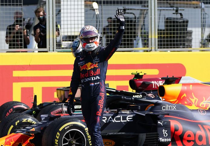 Max Verstappen heeft zojuist de allereerste sprintrace uit de F1-geschiedenis gewonnen.
