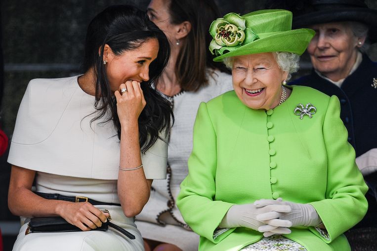 CHESTER, ENGLAND - JUNE 14:  Queen Elizabeth II sitts and laughs with Meghan, Duchess of Sussex during a ceremony to open the new Mersey Gateway Bridge on June 14, 2018 in the town of Widnes in Halton, Cheshire, England. Meghan Markle married Prince Harry last month to become The Duchess of Sussex and this is her first engagement with the Queen. During the visit the pair will open a road bridge in Widnes and visit The Storyhouse and Town Hall in Chester.  (Photo by Jeff J Mitchell/Getty Images) Beeld Getty Images