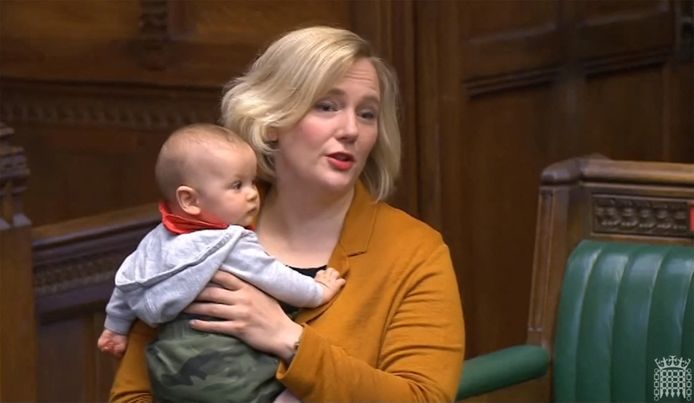 Labour-parlementslid Stella Creasy nam al een aantal keer haar baby mee naar het parlement. In een nieuw rapport wordt bepaald dat parlementsleden hun kinderen niet mogen meenemen naar het parlement, al kan de voorzitter in uitzonderlijke gevallen een uitzondering toestaan.