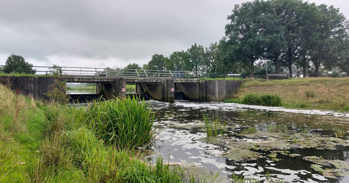 Water uit Dinkel stroomt in toekomst onder klootschietbaan in Tilligte door, omgeving op de schop