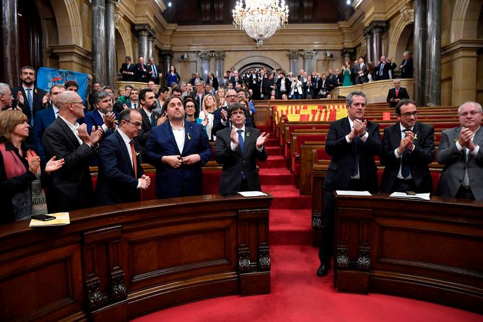 Carles Puigdemont (met blauwe das), hier nog als premier in het Catalaanse parlement naast verschillende ministers die vandaag veroordeeld zijn.