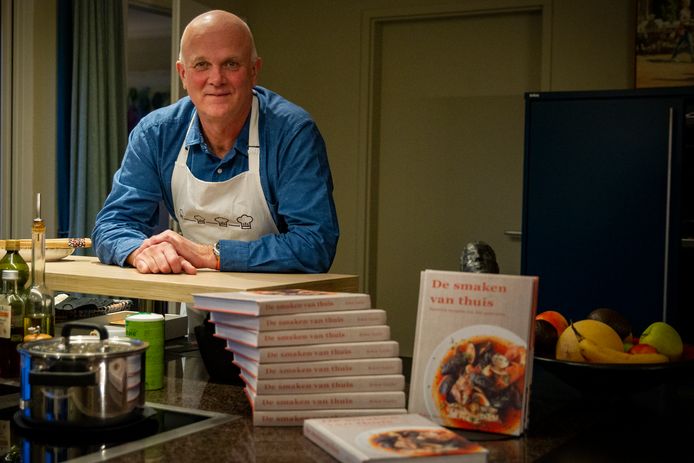 Thuiskok Rokus Harder uit Best met zijn kookboek 'De smaken van thuis'.