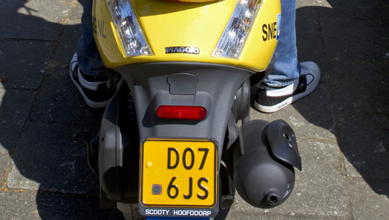 Kentekenbewijs kwijt bij opgevoerde scooter Het Parool