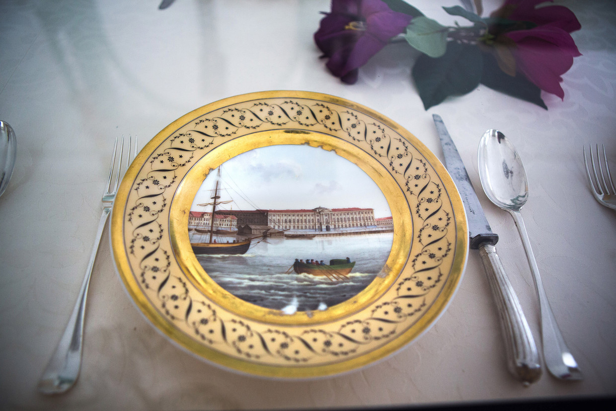 Hermitage in Sint-Petersburg, afgebeeld op een bord van Anna Paulowna Beeld Najib Nafid