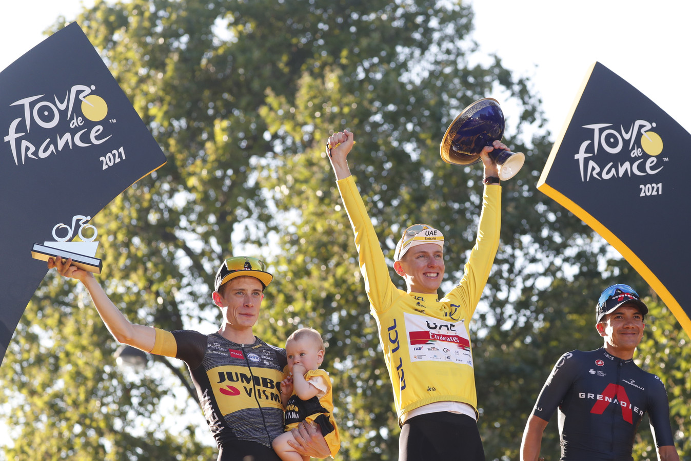 Tadej Pogacar met Jonas Vingegaard en Richard Carapaz op het podium in Parijs.