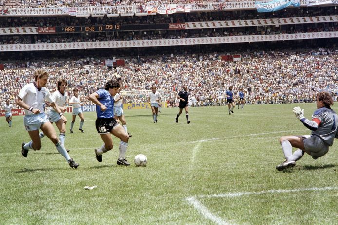 Misschien wel de meest spectaculaire goal ooit van de Argentijn Diego Maradona, die tegen Engeland in de kwartfinale van het WK 1986. Zijn beroemdste doelpunt komt ook uit die match en scoorde hij met “de hand van God”.