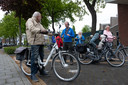 Ouderen in Elburg krijgen rijvaardigheidstraining op hun e-bikes.