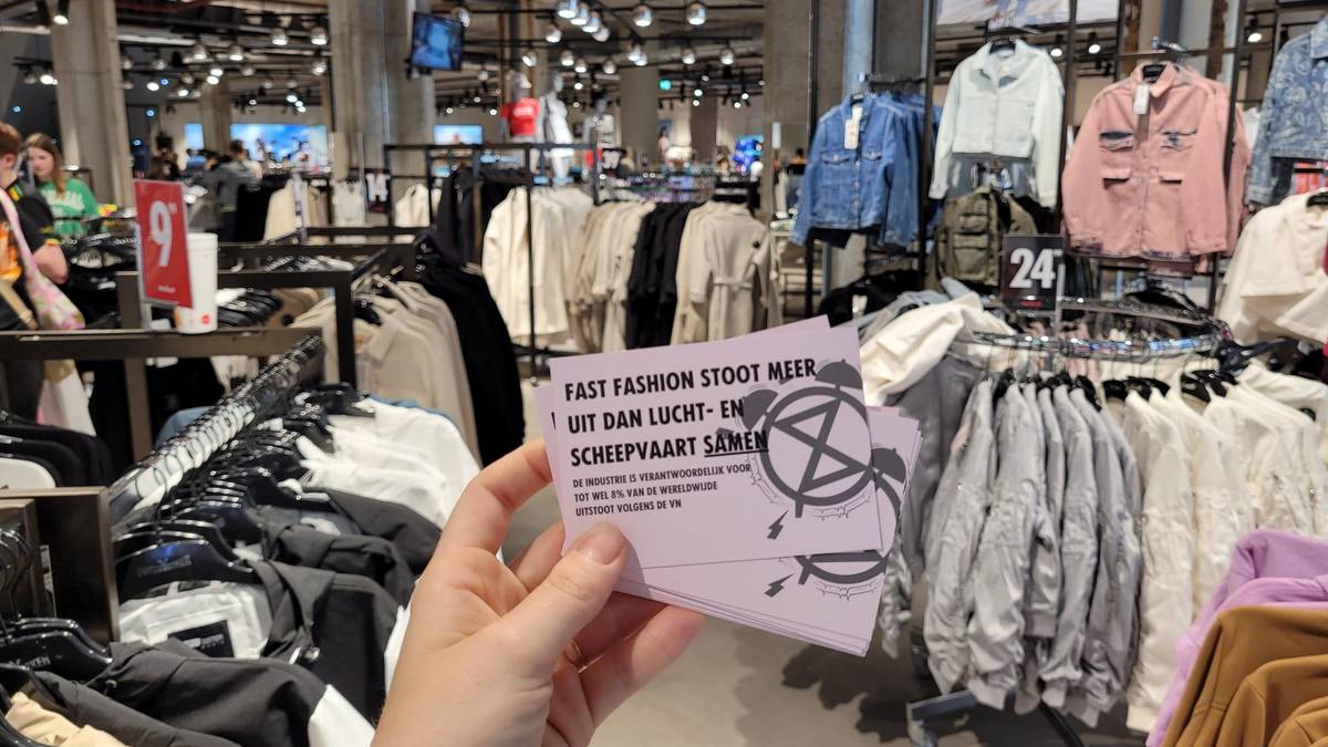 Extinction Rebellion hangt gratis tweedehands kleding aan de rekken van de H M Zara en Primark Arnhem gelderlander