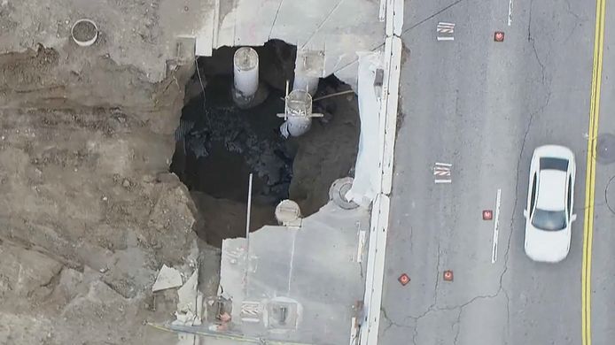 Un énorme trou s'est formé sur la SR-118 à Porter Ranch en Californie, aux États-Unis.