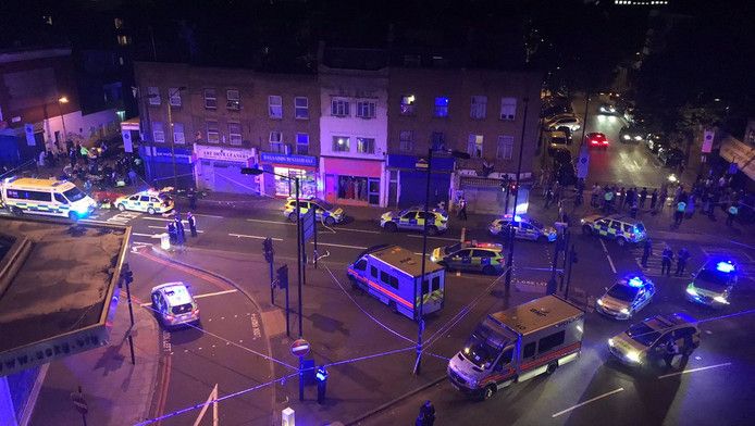 Politie en hulpdiensten in Finsbury Park in Londen, nadat een busje inreed op voetgangers.