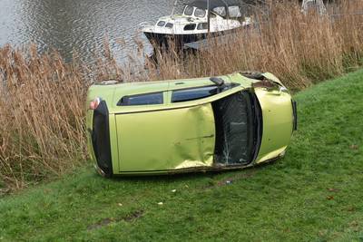 Bestuurder spoorloos na ongeluk op dijk bij Andel