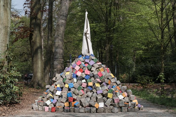 Pascale Marthine Tayou, 'La Paix des Braves', een kunstwerk in Congoville.