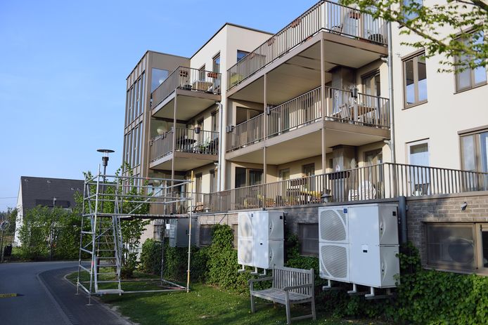 WZC De Wingerd in Leuven. De bewoners genoten van enkele dansjes, uiteraard vanop hun veilige balkon.