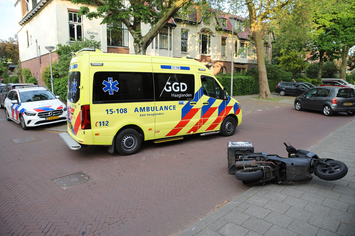 op scooter gewond bij aanrijding in Delft Foto AD.nl