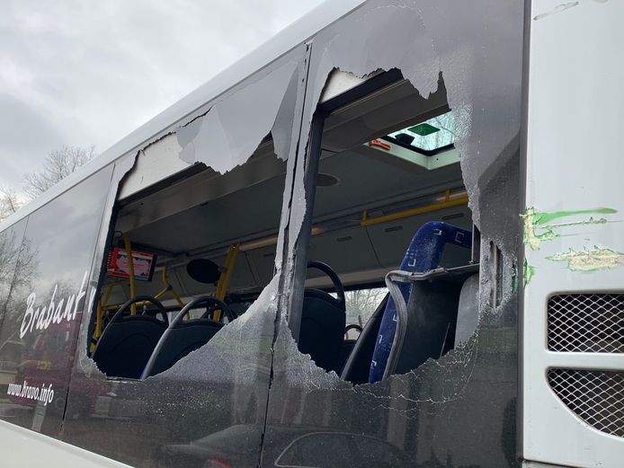 De schade aan de bus bij Vught, na de aanrijding met een Defensie-voertuig.