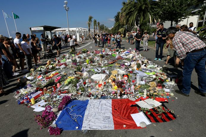 Bloemen en kaarsen op de Promenade  des Anglais in Nice, waar in 2016 bij een aanslag 86 doden vielen (archief).